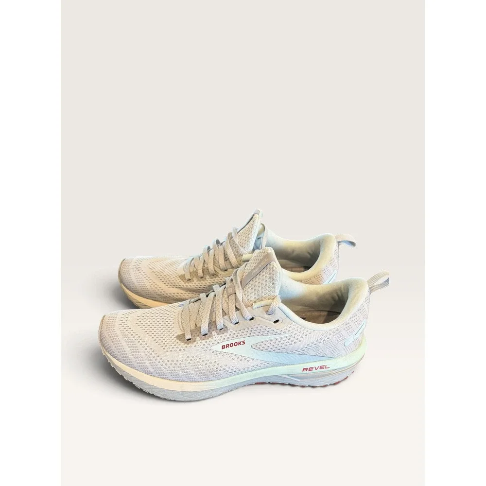 Brooks revel running